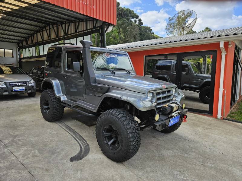 TROLLER - T4 - 2008/2008 - Cinza - R$ 99.900,00