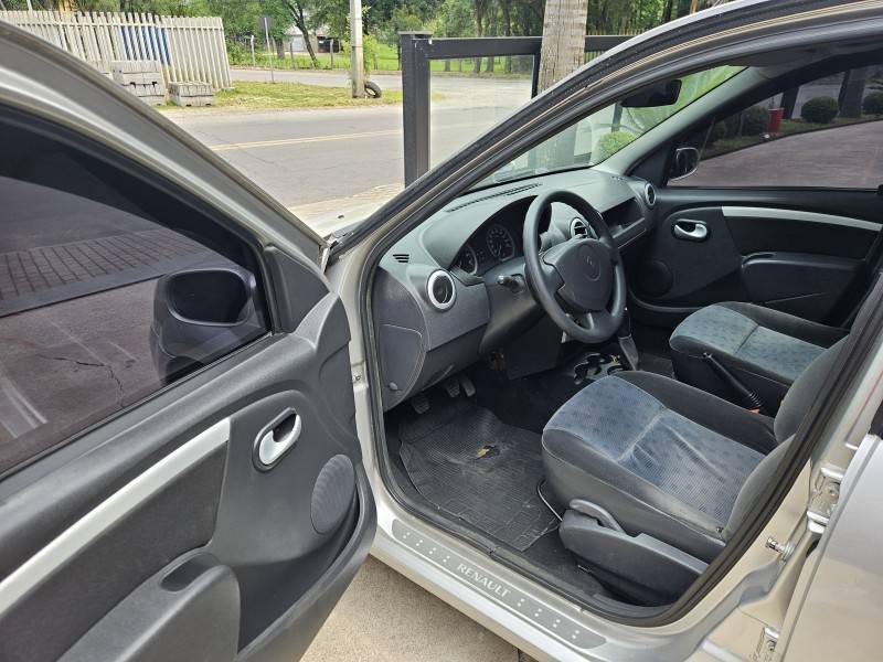 RENAULT - LOGAN - 2008/2009 - Prata - R$ 30.000,00