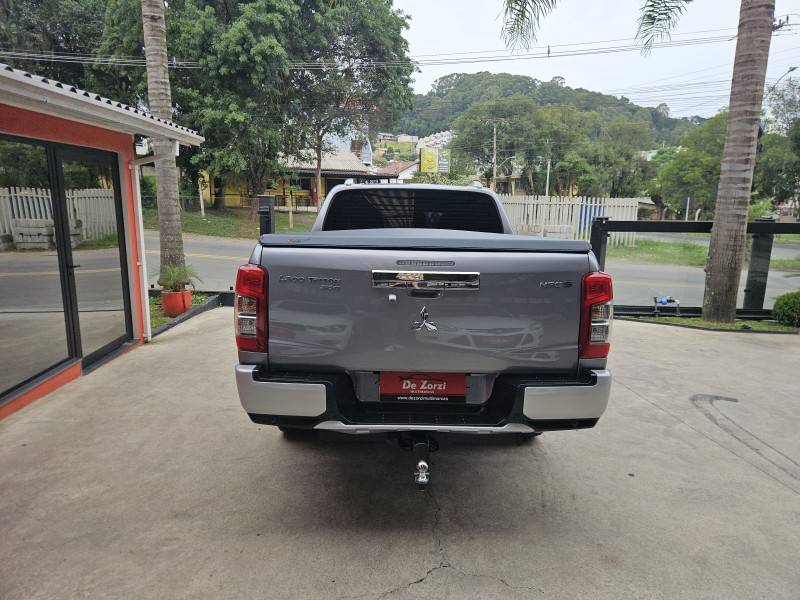 MITSUBISHI - L200 TRITON - 2022/2022 - Prata - R$ 215.900,00
