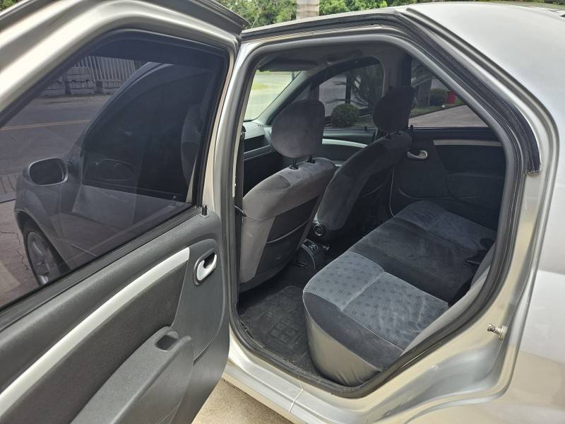 RENAULT - LOGAN - 2008/2009 - Prata - R$ 30.000,00