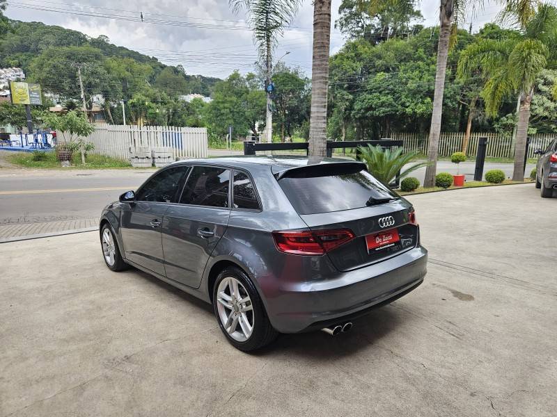 AUDI - A3 - 2013/2014 - Cinza - R$ 74.900,00