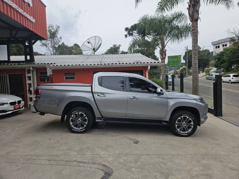MITSUBISHI - L200 TRITON - 2022/2022 - Prata - R$ 215.900,00