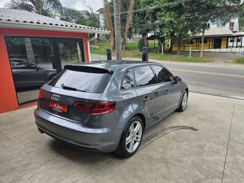 AUDI - A3 - 2013/2014 - Cinza - R$ 74.900,00