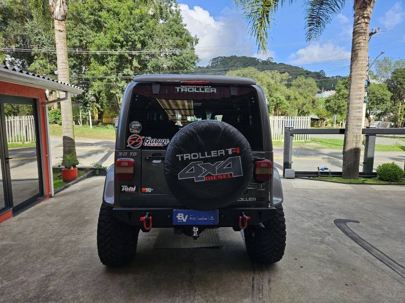 TROLLER - T4 - 2008/2008 - Cinza - R$ 99.900,00