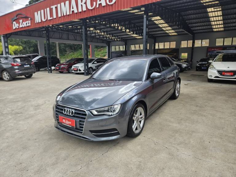 AUDI - A3 - 2013/2014 - Cinza - R$ 74.900,00