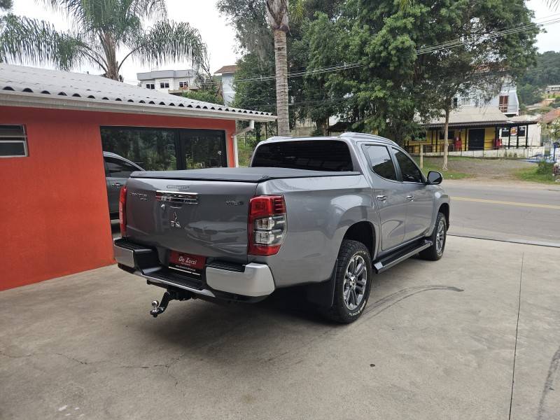 MITSUBISHI - L200 TRITON - 2022/2022 - Prata - R$ 215.900,00