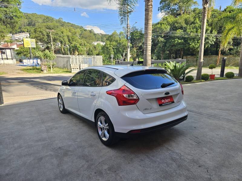 FORD - FOCUS - 2014/2014 - Branca - R$ 51.900,00